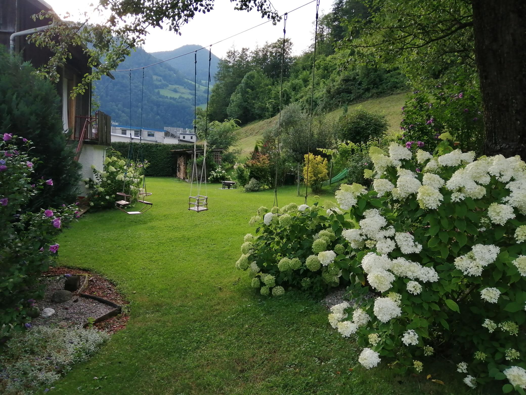 Wohnmobilstellplatz: Blumen überall.
Erholung pur.
Für Kinder genug Platz zum Spielen und Toben. - Stellplatz, Camping zum "scheuen Reh", Hintergebirge, Region Phyrn-Eisenwurzen, Nationalpark Kalkalpen