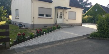 Reisemobilstellplatz - PLZ 32051 (Deutschland) - Die Einfahrt erhält ein wenig Farbe durch Hortensien und Rosen. - Die Weinsiedelei