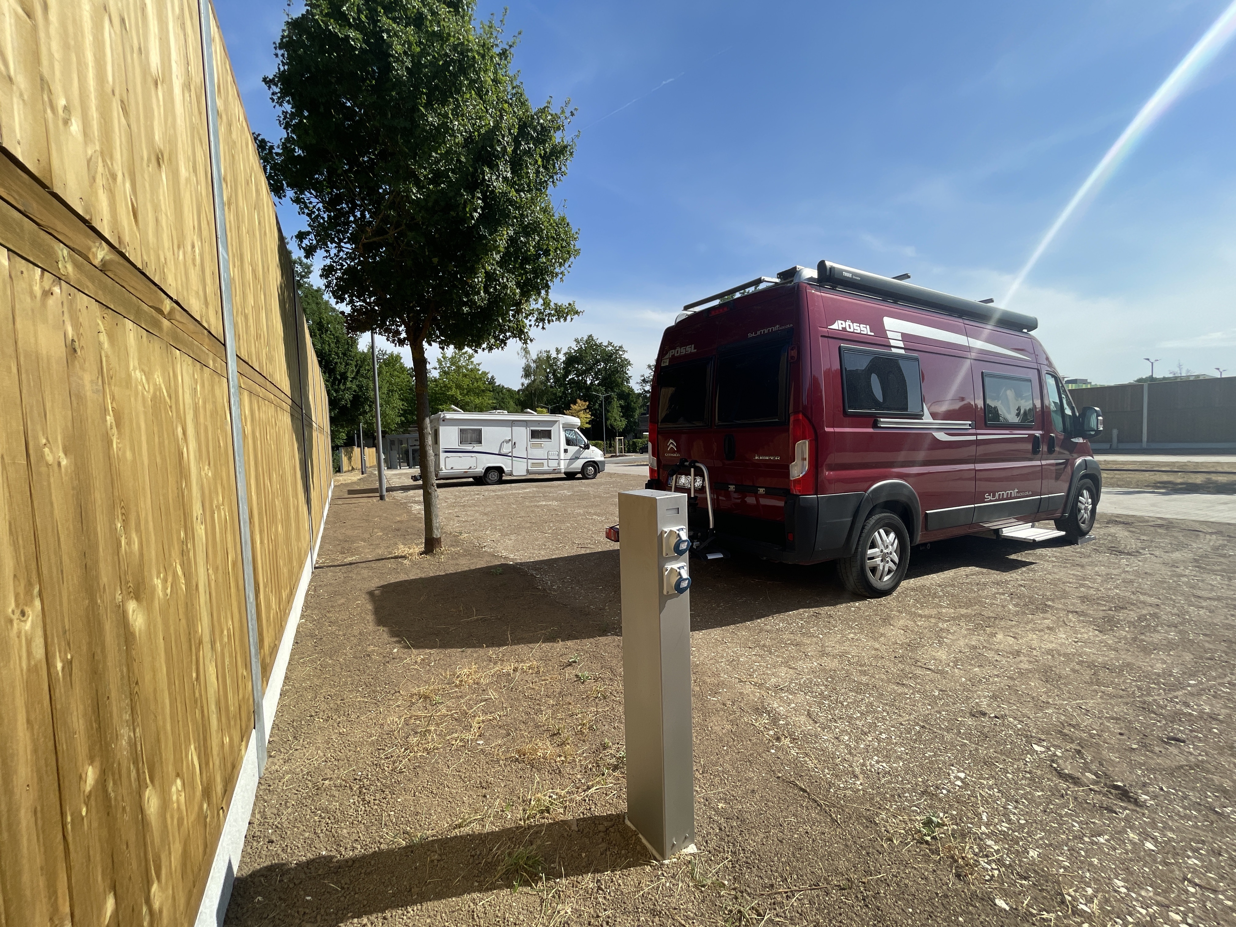 Reisemobilstellplatz - Preisniveau: günstig - Ebermannstadt - Camper neben Stromsäule - Reisemobilstellplatz Bambados