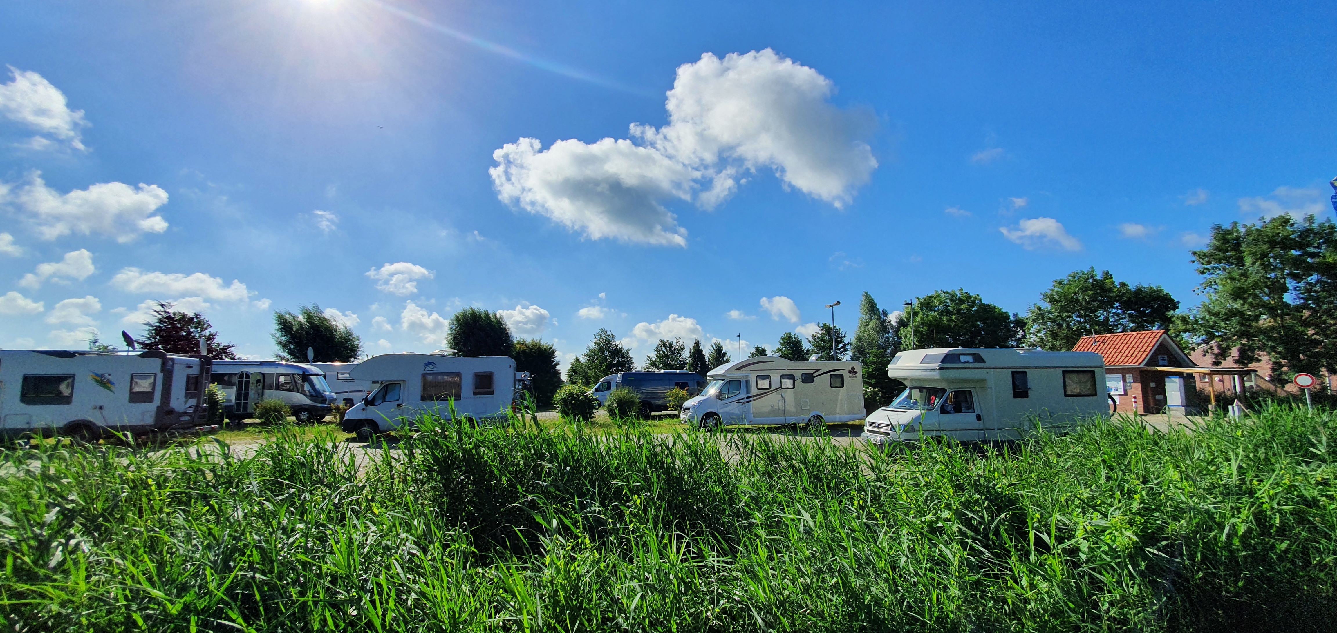 área camper - Großefehn - www.jemgum-urlaub.de - Wohnmobilstellplatz "Am Deich" in Ditzum