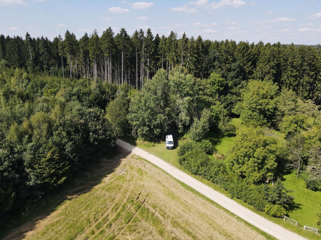 Wohnmobilstellplatz: Waldgrundstück mit Schaukel und Ausblick