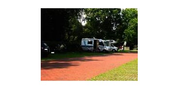 Reisemobilstellplatz - PLZ 26831 (Deutschland) - Homepage http://www.gemeinde-bunde.de - Parkplatz am Friedhofsweg