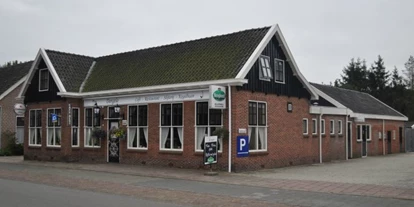 Place de parking pour camping-car - Art des Stellplatz: bei Gaststätte - Nieuw-Dordrecht - Parkplatz am Café Dorgelo