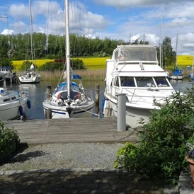 Wohnmobilstellplatz: Sitzecke mit Blick zum Hafen - Stellplatz am Hafen