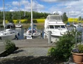 Wohnmobilstellplatz: Sitzecke mit Blick zum Hafen - Stellplatz am Hafen