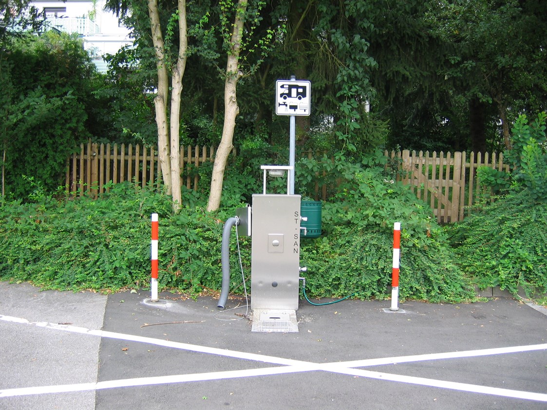 Reisemobilstellplatz: Entsorgungsstation auf dem gegenüberliegenden Parkplatz.
Nutzung nur für Wohnmobile bis max. 6 Metern Länge! - Reisemobilstellplatz das blau