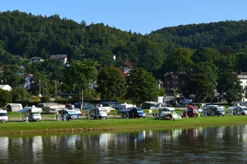 Wohnmobilstellplatz: Womo-Stellplatz Sicht von der Promenade - Wohnmobilstellplatz Bad Karlshafen