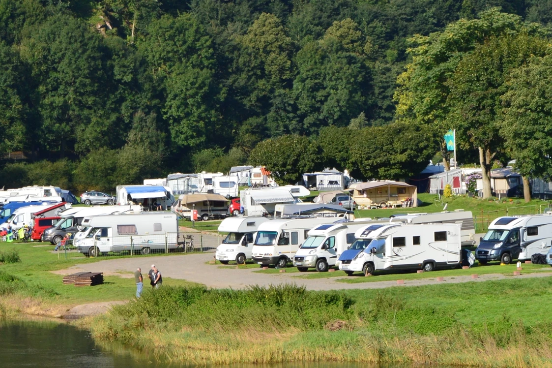 Wohnmobilstellplatz: Stellplatz von der Stadt aus gesehen - Wohnmobilstellplatz Bad Karlshafen