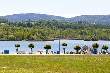 Wohnmobilstellplatz: Blick über den Olbersdorfer See in das Tittauer Gebirge - Stellplätze am SeeCamping Zittauer Gebirge