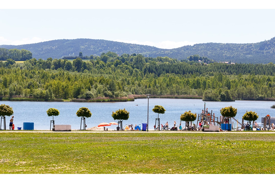 Wohnmobilstellplatz: Blick über den Olbersdorfer See in das Tittauer Gebirge - Stellplätze am SeeCamping Zittauer Gebirge