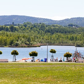 Wohnmobilstellplatz: Blick über den Olbersdorfer See in das Tittauer Gebirge - Stellplätze am SeeCamping Zittauer Gebirge