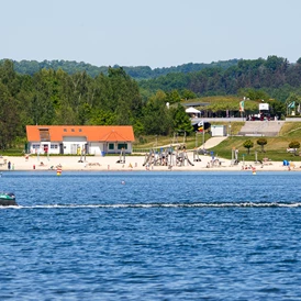 Wohnmobilstellplatz: Blick vom See an den Sandstrand - Stellplätze am SeeCamping Zittauer Gebirge