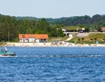 Wohnmobilstellplatz: Blick vom See an den Sandstrand - Stellplätze am SeeCamping Zittauer Gebirge