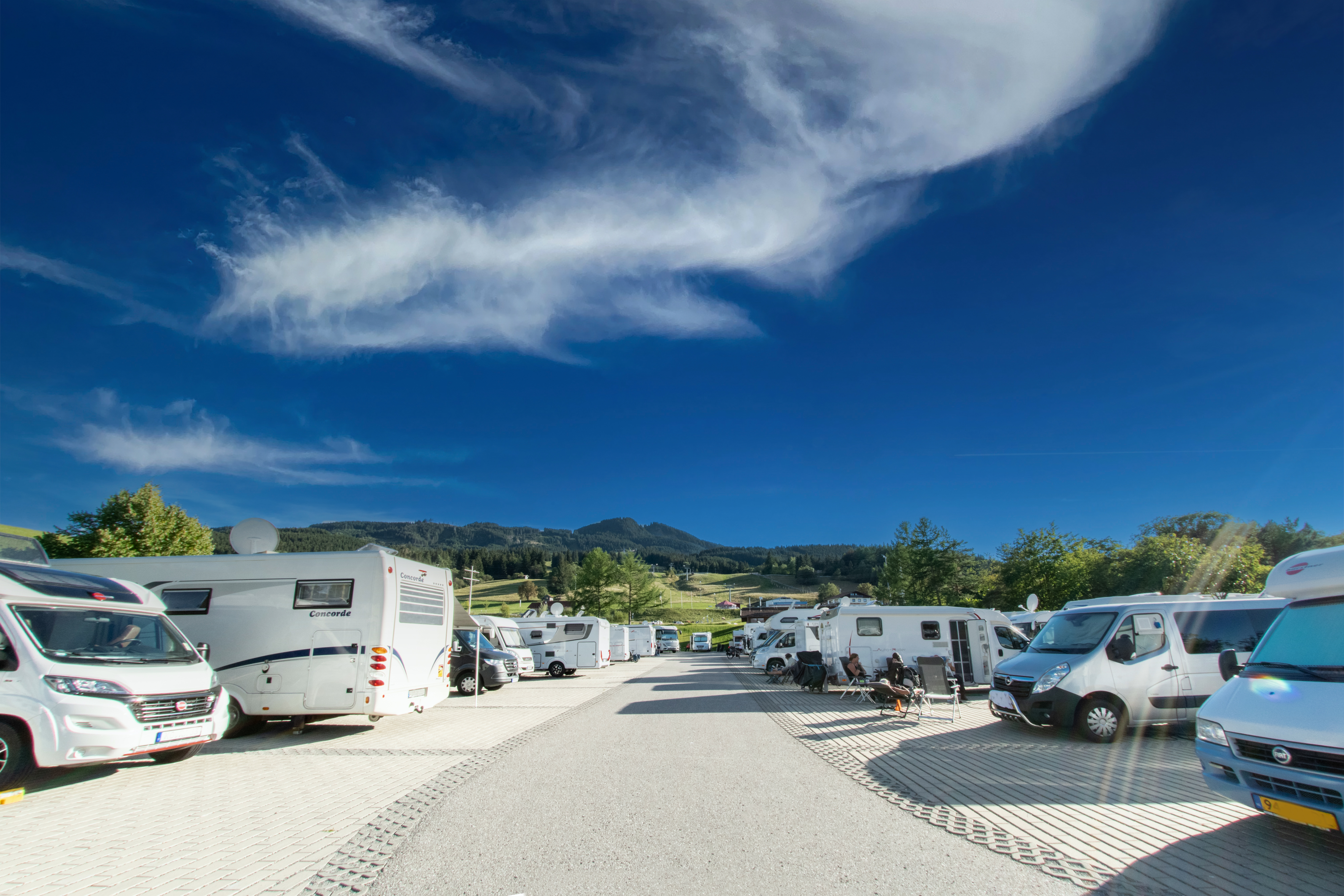 kampeerplaats voor campers - Wohnmobilstellplatz mit Alpspitze im Hintergrund - Wohnmobilstellplatz Nesselwang im Allgäu