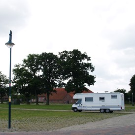 Wohnmobilstellplatz: Zentral in Zetel gelegen. Idealer Ausgangspunkt für Rad- und Wandertouren.
 - Festplatz Markthamm