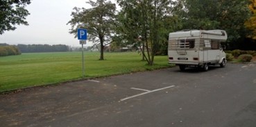 Reisemobilstellplatz - Wohnwagen erlaubt - Hessen - Markierung des Stellplatzes - Stellplatz am Borkener See