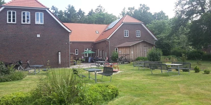 Parkeerplaats voor camper - SUP Möglichkeit - Sande (Friesland) - Cafégarten des Schulmuseums. Geöffnet sonntags von 13-17 Uhr - Schulmuseum Bohlenbergerfeld