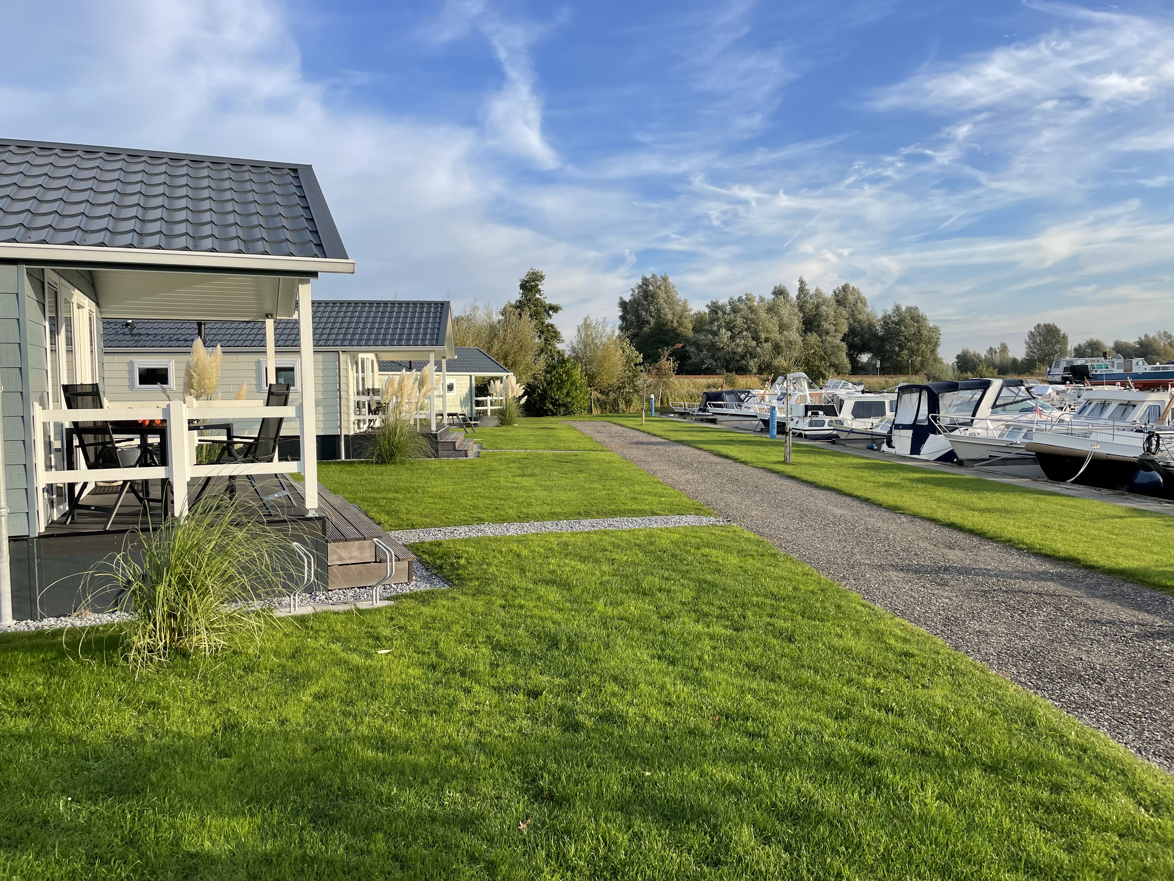 Reisemobilstellplatz: Wir vermieten wunderschöne Chalets am Yachthafen. Ideal für Freunde/Familie, die kein Wohnmobil haben! - Jachthaven en Camperpark Kuikhorne