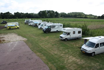 Wohnmobilstellplatz: Viel raum zwischen die Wohnmobile  - camperplaat wijngaard Baan