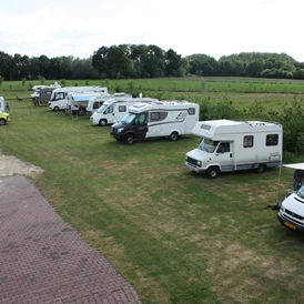 Wohnmobilstellplatz: Viel raum zwischen die Wohnmobile  - camperplaat wijngaard Baan