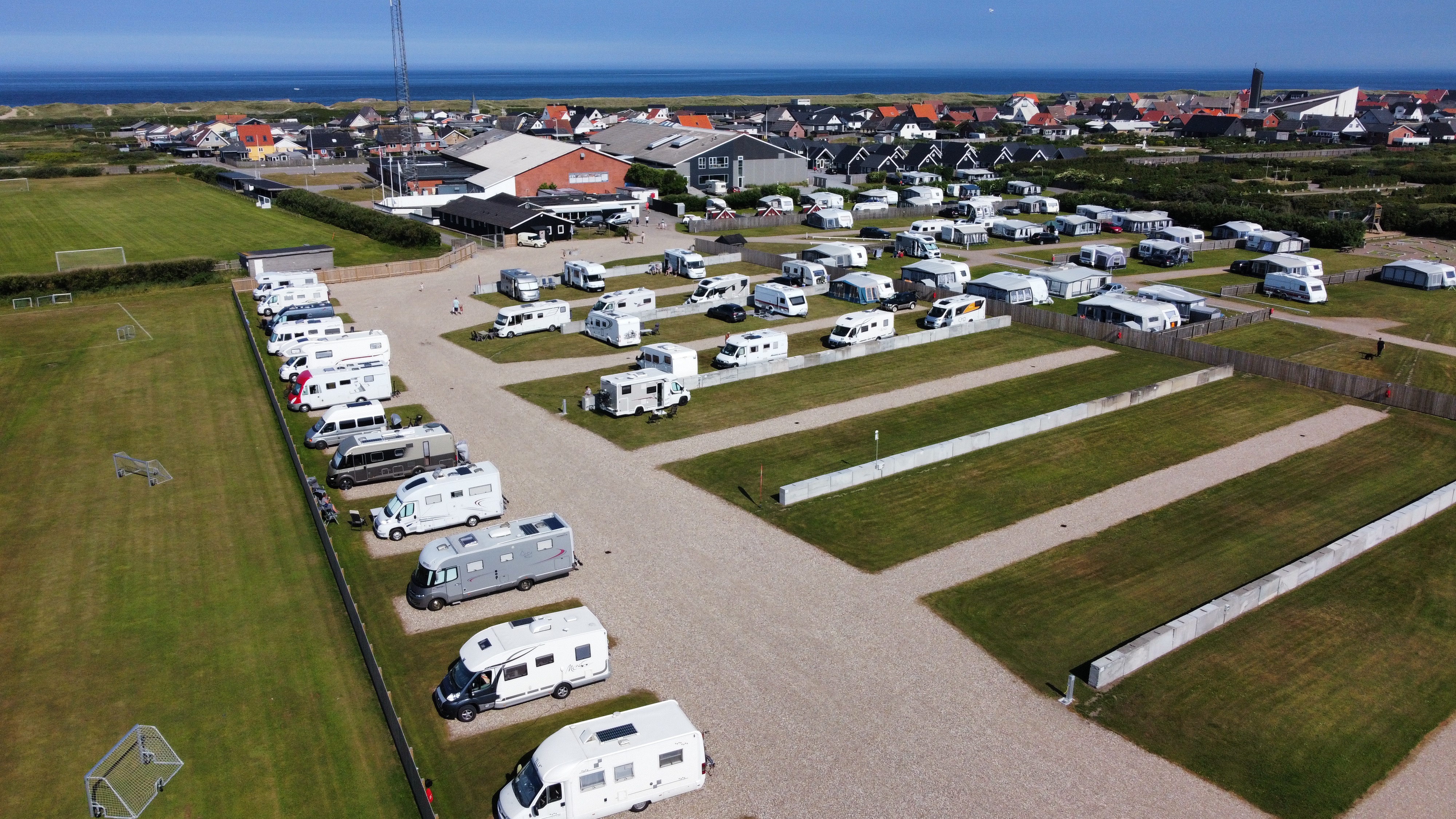 Wohnmobilstellplatz: Thyborön Camping Hotel und Hüttendorf