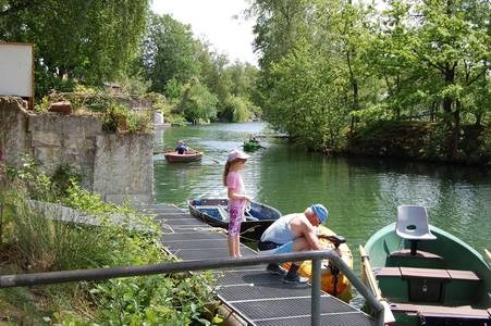Wohnmobilstellplatz: Bootssteg für Ruderboot, Angelplätze - Campingplatz Blauer See / Reisemobilstellplatz am Blauen See