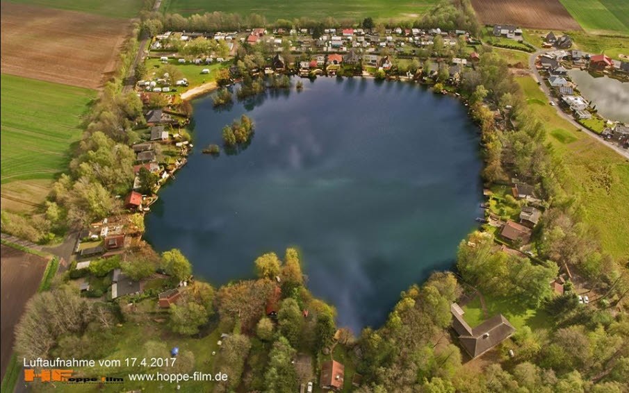 Wohnmobilstellplatz: Luftbild über den gesamten Blauen See. - Campingplatz Blauer See / Reisemobilstellplatz am Blauen See