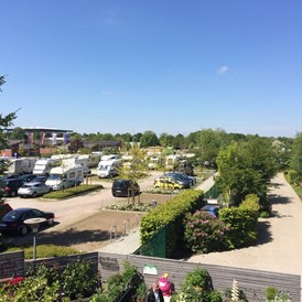 Wohnmobilstellplatz: Voll belegter Stallplatz an einem Veranstaltungswochenende im Park der Gärten - Stellplatz am Park der Gärten