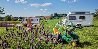 Reisemobilstellplatz - Entsorgung Toilettenkassette - Obing - Blick auf den Stellplatz - Bauernhofcamping auf dem Kreativhof Mitten im Chiemgau