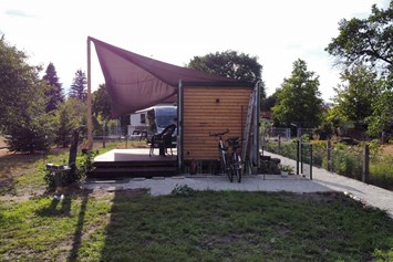 Wohnmobilstellplatz: Auf dem Grundstück steht auch ein Tiny House, welches über Airbnb gebucht werden kann. - Tinyhof Welzow