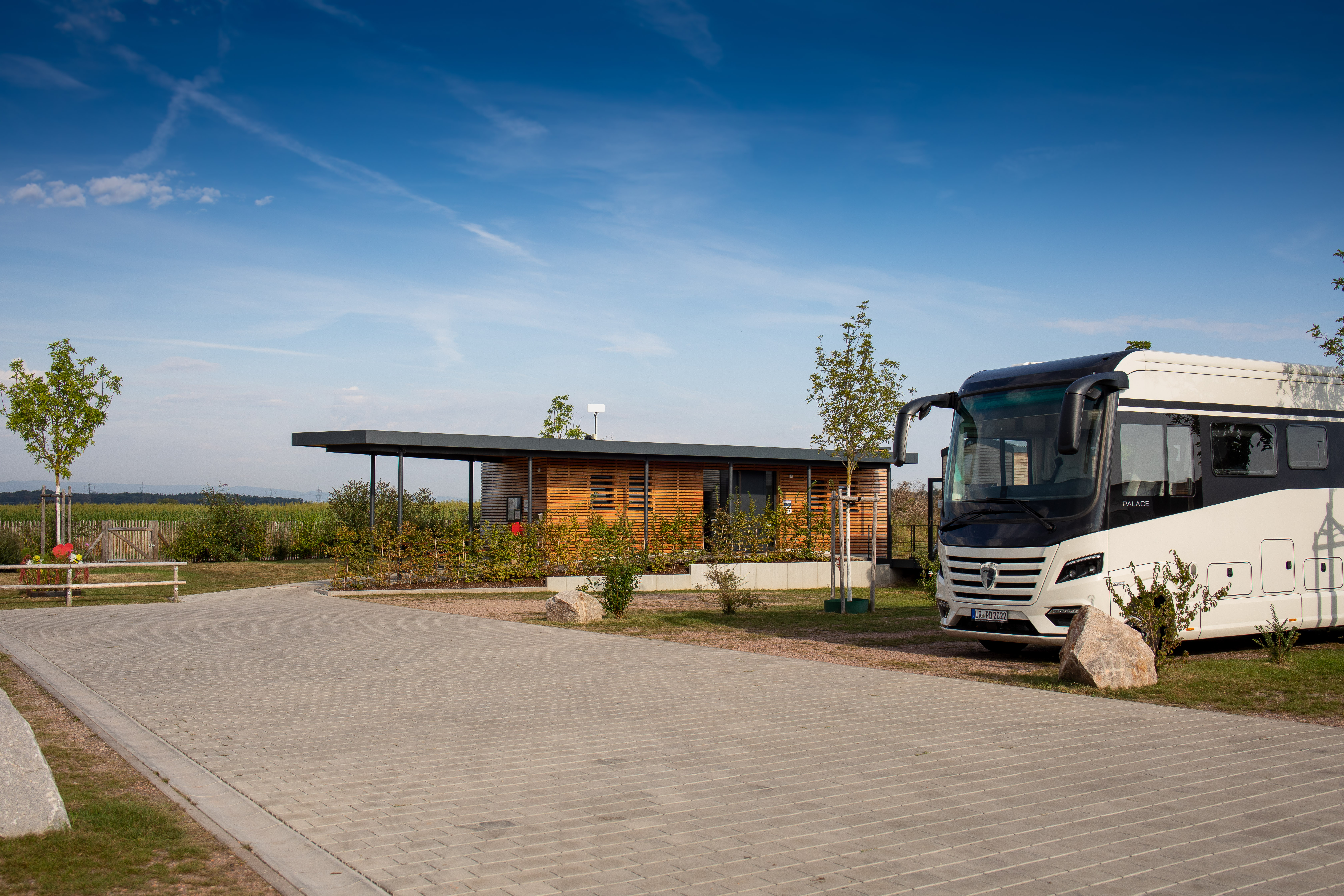 Wohnmobilstellplatz: Blick auf unser Sanitärgebäude - Stellplatz Ringsheim