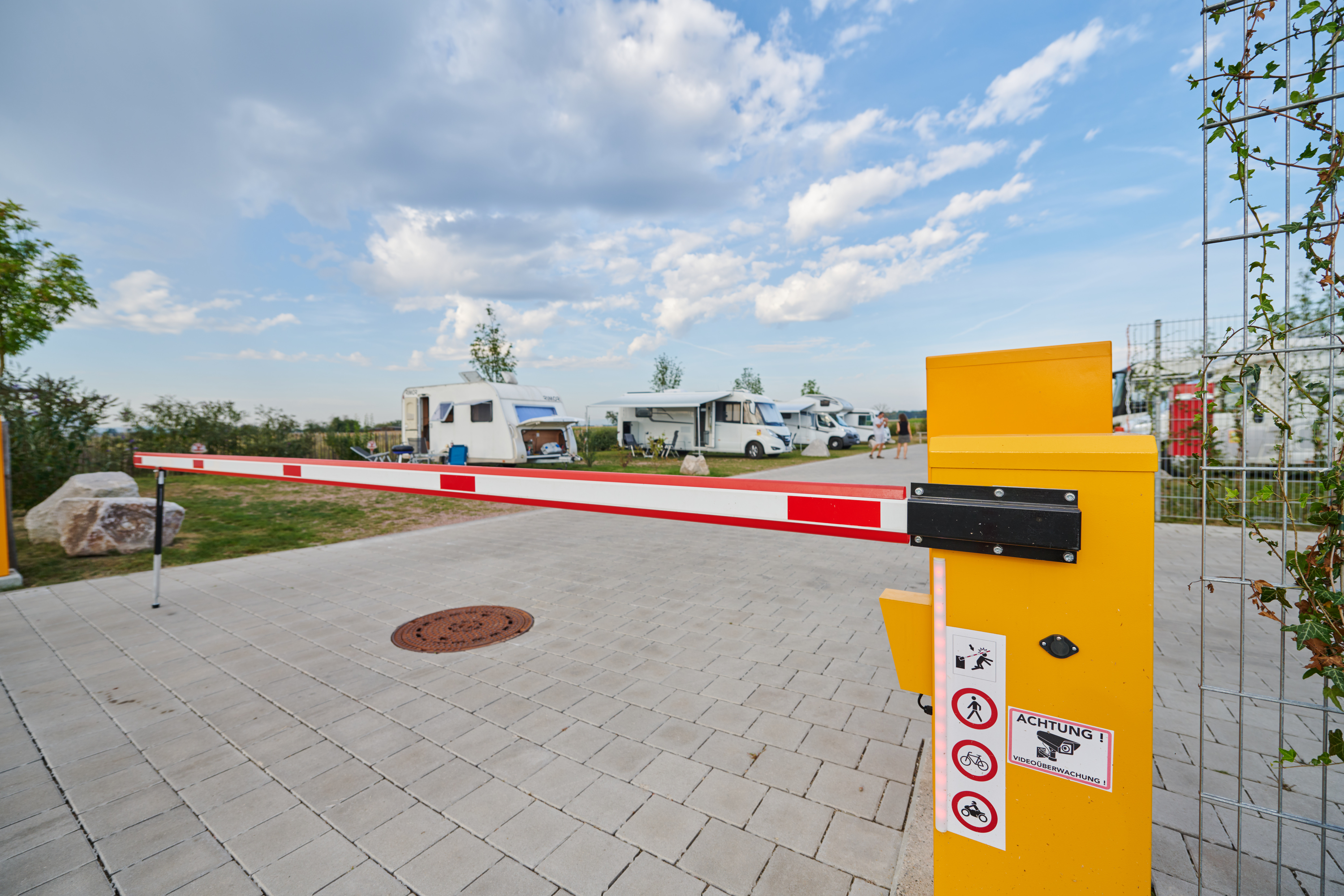 Wohnmobilstellplatz: Modernes Schrankensystem mit QR-Code - Stellplatz Ringsheim