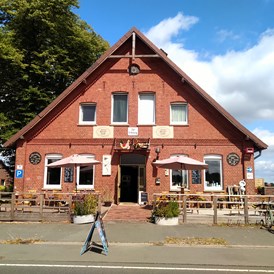 Wohnmobilstellplatz: Dorf-Idyll mit Café und antikem Trödel 