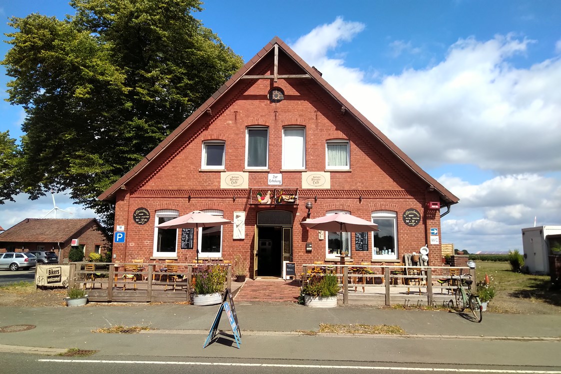 Wohnmobilstellplatz: Dorf-Idyll mit Café und antikem Trödel 