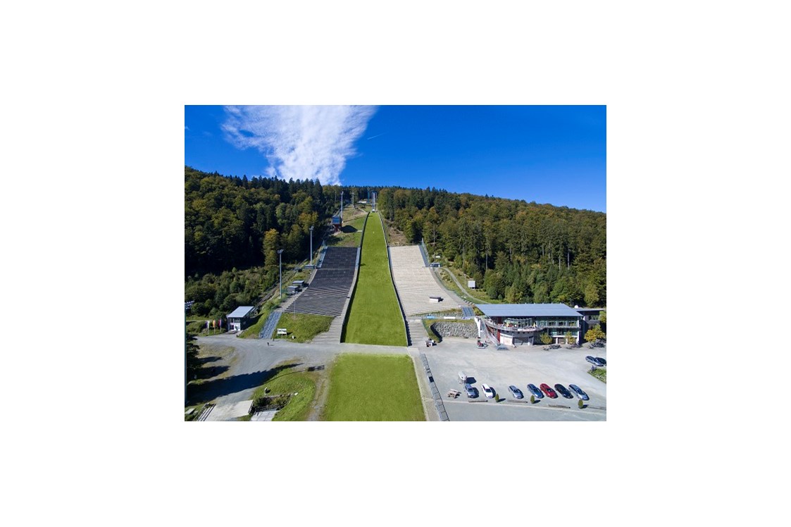 Wohnmobilstellplatz: Luftbildaufnahme des Weltcup-Stadions mit Cafe Aufwind und Standseilbahn - Wohnmobilstellplatz Mühlenkopfschanze Willingen