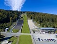 Wohnmobilstellplatz: Luftbildaufnahme des Weltcup-Stadions mit Cafe Aufwind und Standseilbahn - Wohnmobilstellplatz Mühlenkopfschanze Willingen