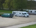 Wohnmobilstellplatz: Der Stellplatz vom Deich aus gesehen. Im Hintergrund der Alte Borsteler Hafen. - Stellplatz am Yachthafen